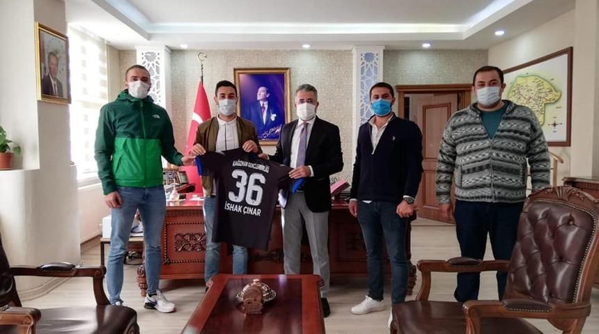 &Ccedil;ınar ve Yıldız&rsquo;a Kağızman Gen&ccedil;lerbirliği forması hediye edildi