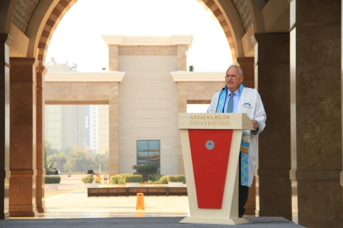 &Ouml;ğrencilerden yeniden ataması yapılan Rekt&ouml;re destek