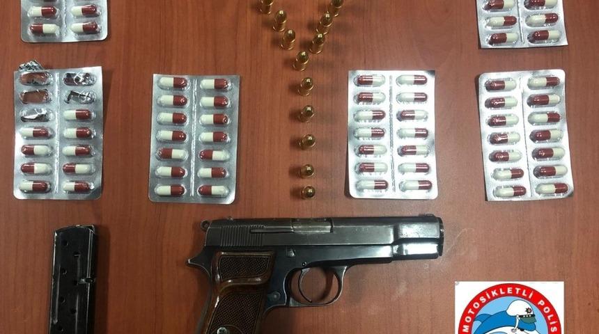 Ticari takside silah ve uyuşturucu hap &ccedil;ıktı