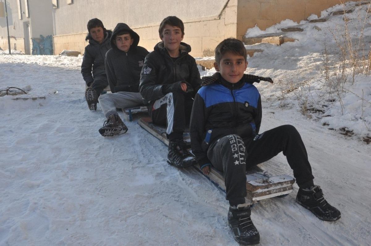 Y&uuml;ksekovalı &ccedil;ocukların kızak keyfi