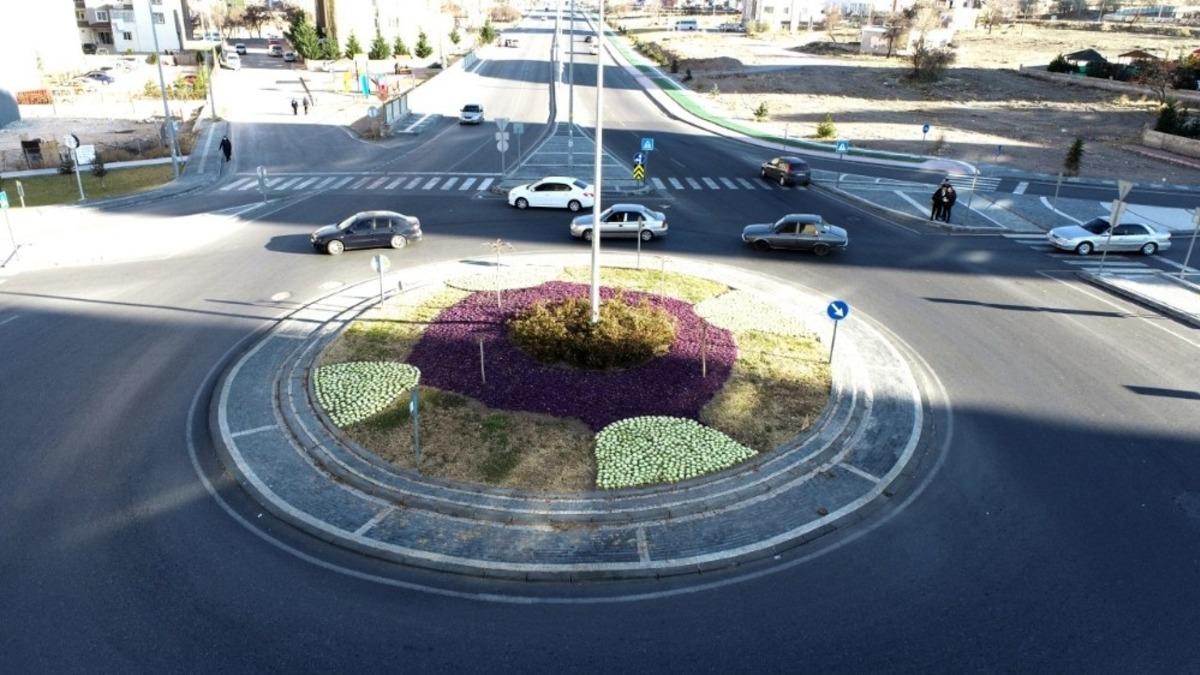 Melikgazi&rsquo;de 200 bin adet mevsimlik &ccedil;i&ccedil;ek dikimi yapıldı