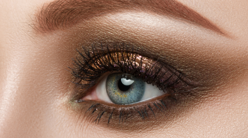 Kuaf&ouml;re gitmeye gerek yok! Buğulu g&ouml;z makyajının sırrı bu adımlarda