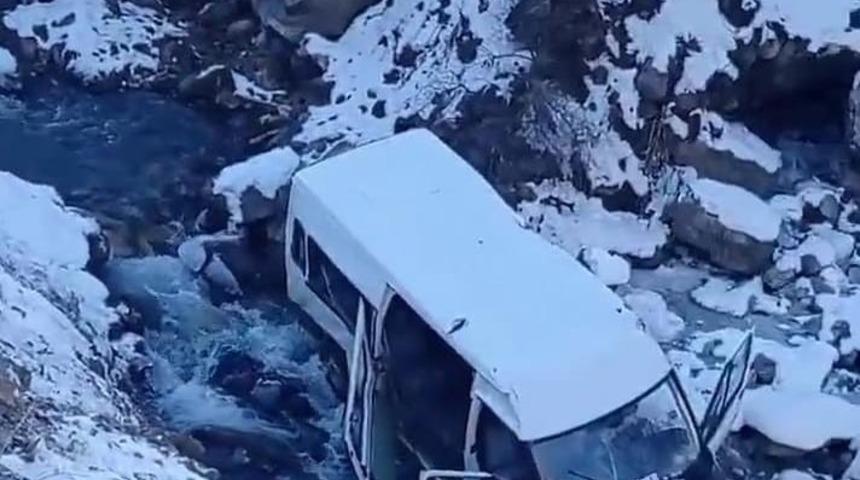 Minib&uuml;s dereye u&ccedil;tu: 5 yaralı