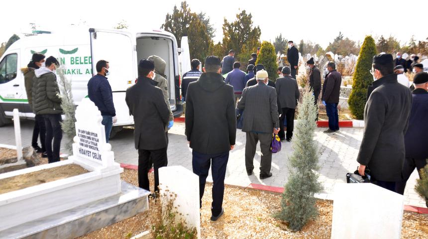 Koronavirüse yakalanan 2 kardeş, 1 saat arayla hayatını kaybetti