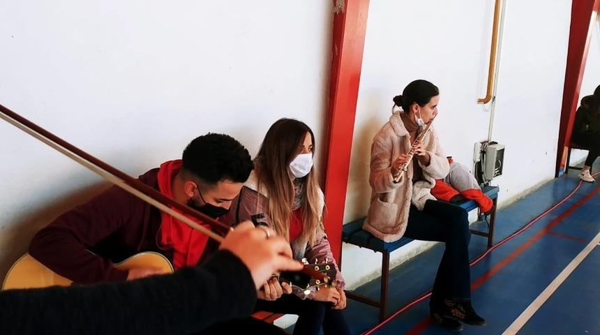 Dikilili gen&ccedil;ler Ege t&uuml;rk&uuml;lerinin izinde