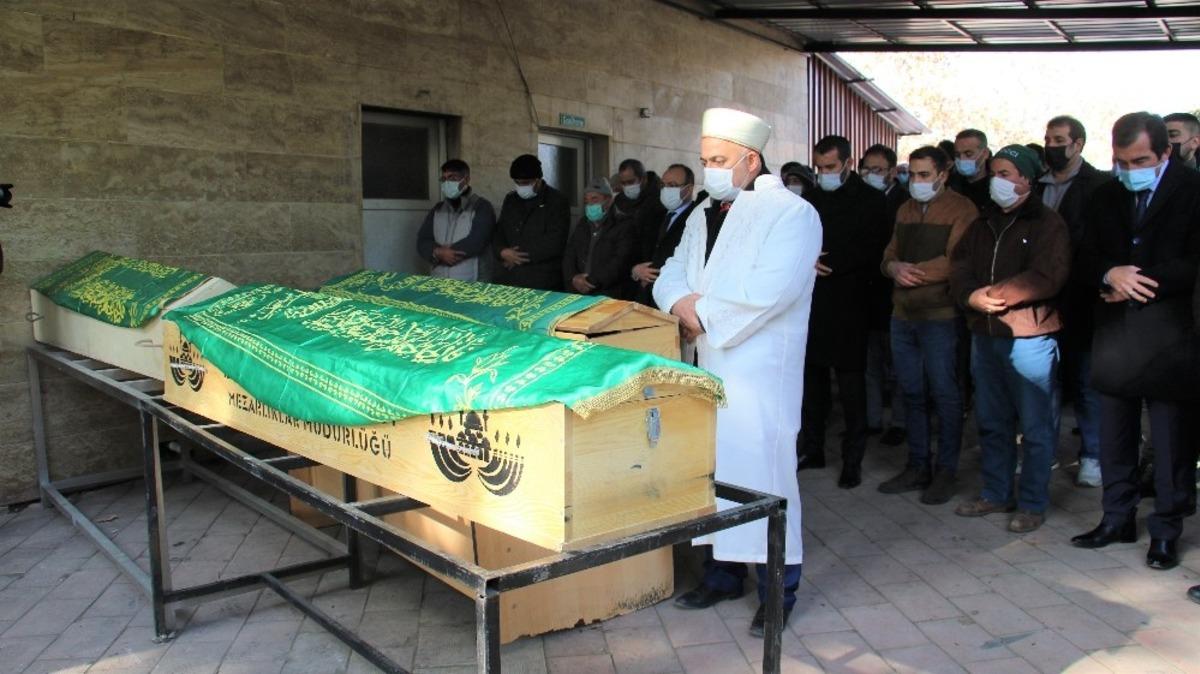 Elazığ&rsquo;daki feci kazada, hayatını kaybeden anne, baba ve kızları son yolculuğuna uğurlandı