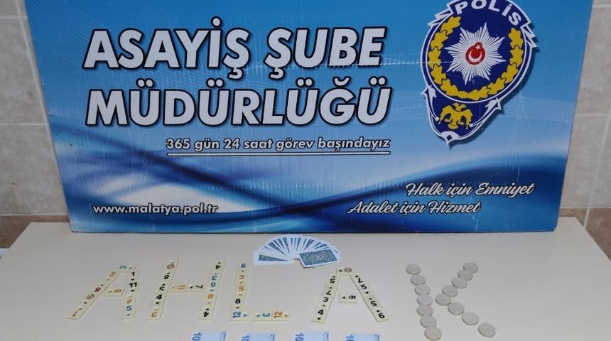 Malatya&rsquo;da iki iş yerine kumar baskını