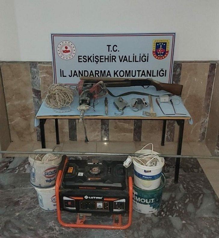 Para bulmak isteyen define avcıları 26 bin TL’lik ceza yedi G5