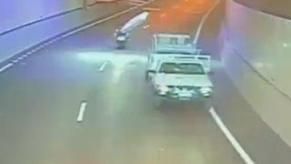 Kamyonetten uçan yatak motorcuyu öldürüyordu