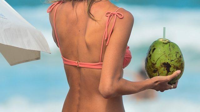 Alessandra Ambrosio minik pembe bikiniyle nefes kesti