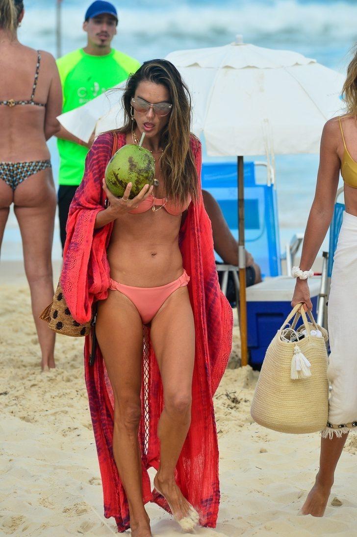 Alessandra Ambrosio minik pembe bikiniyle nefes kesti G3
