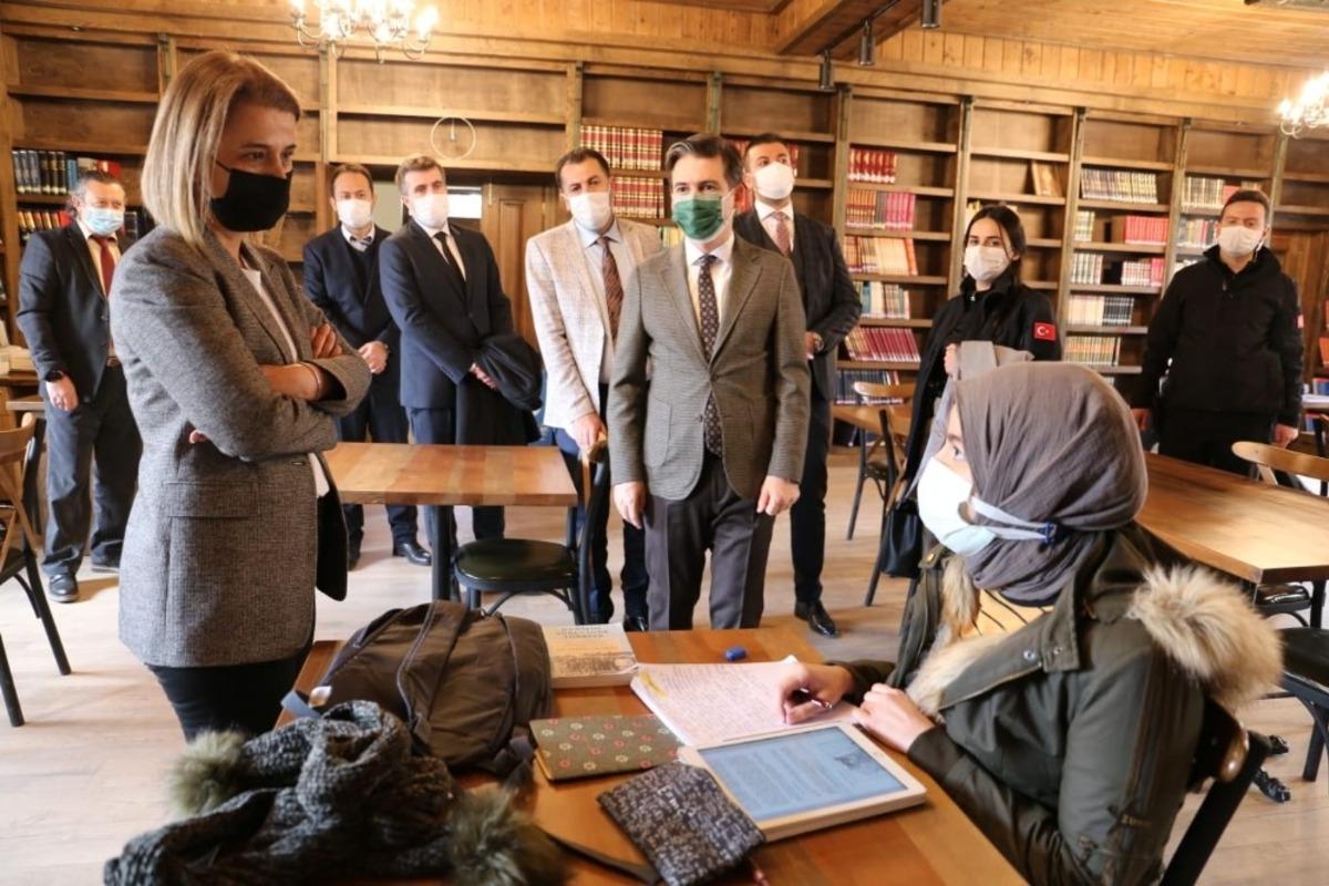 Vali Becel, k&uuml;t&uuml;phanede ders yapan &ouml;ğrencilerle sohbet etti