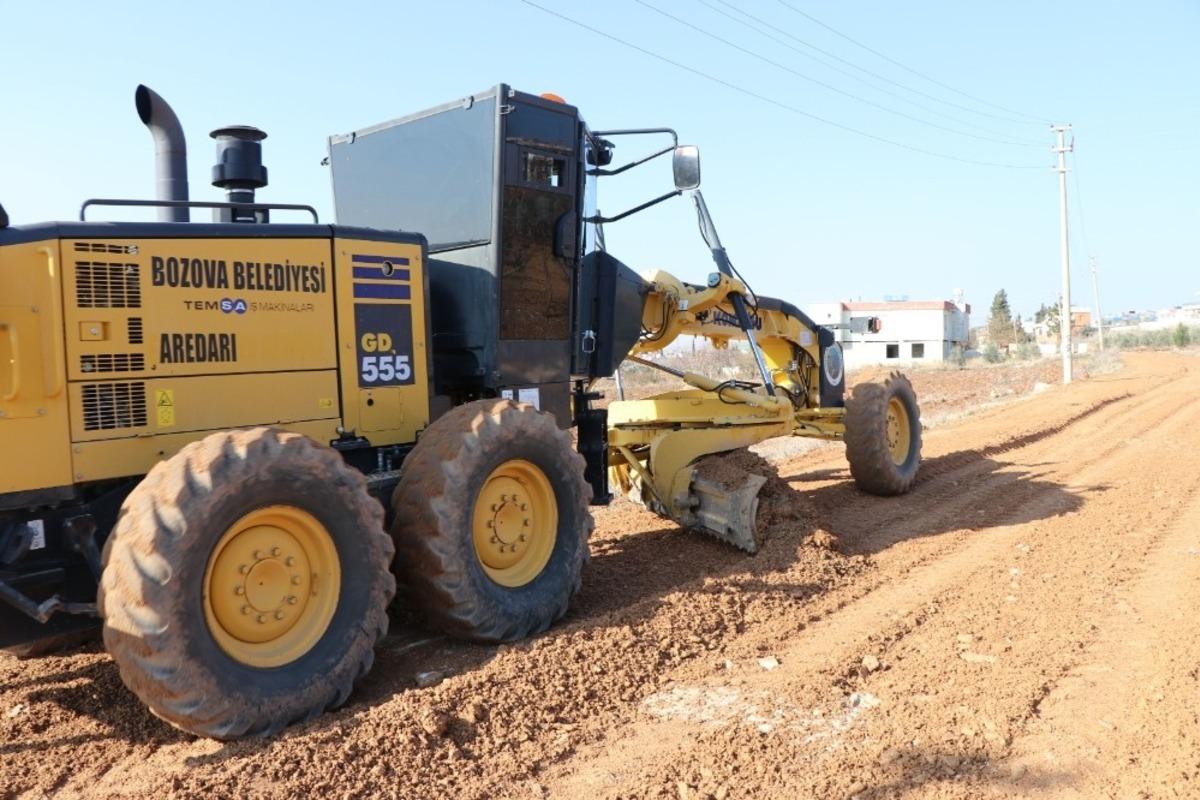 Bozova Belediyesi kırsalda yol &ccedil;alışmalarına devam ediyor