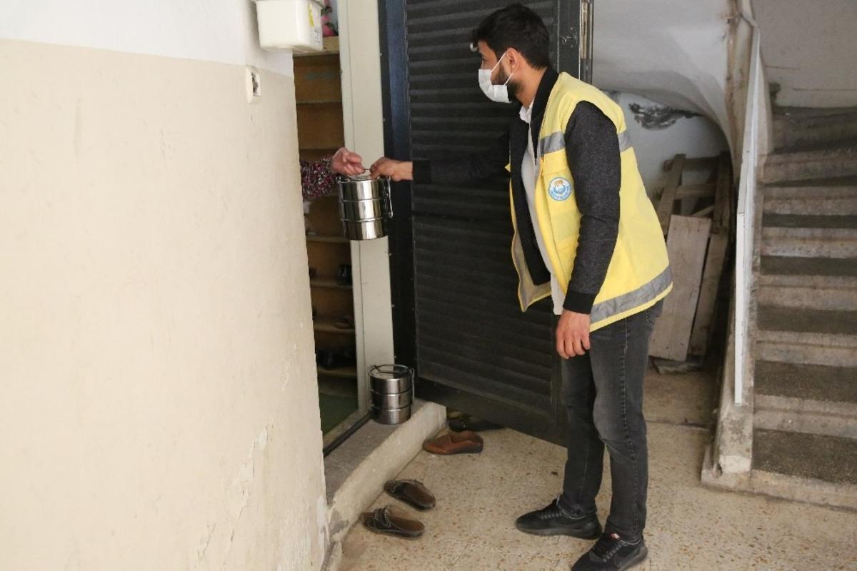 Haliliye&rsquo;de ihtiya&ccedil; sahiplerine sıcak yemek dağıtımı