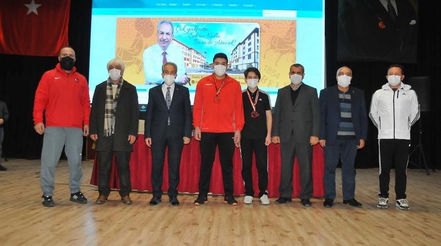 Akşehir Belediyesi&rsquo;nden başarılı sporculara &ouml;d&uuml;l
