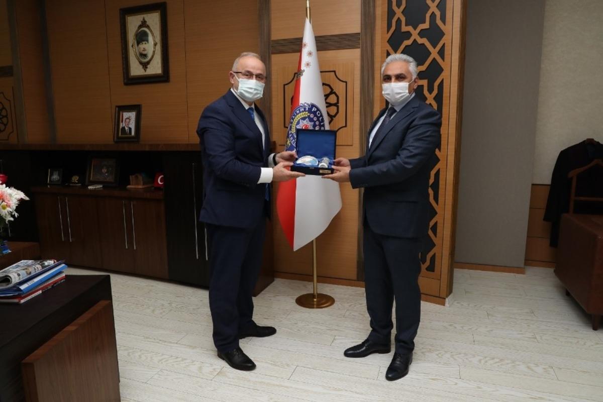 Rekt&ouml;r &Uuml;nal&rsquo;dan iş birliği temasları