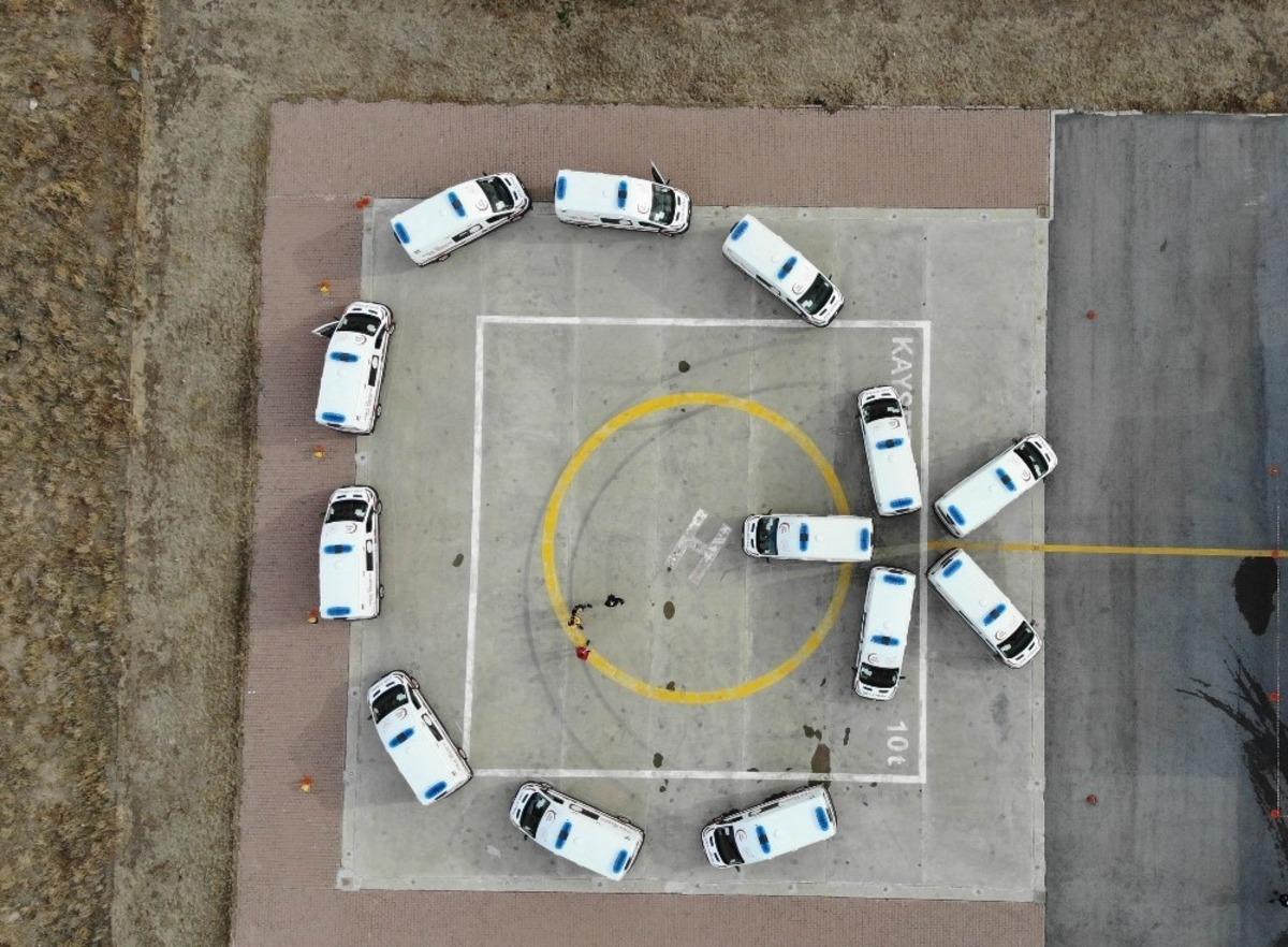 Ambulanslar ile T&uuml;rk Bayrağı koreografisi