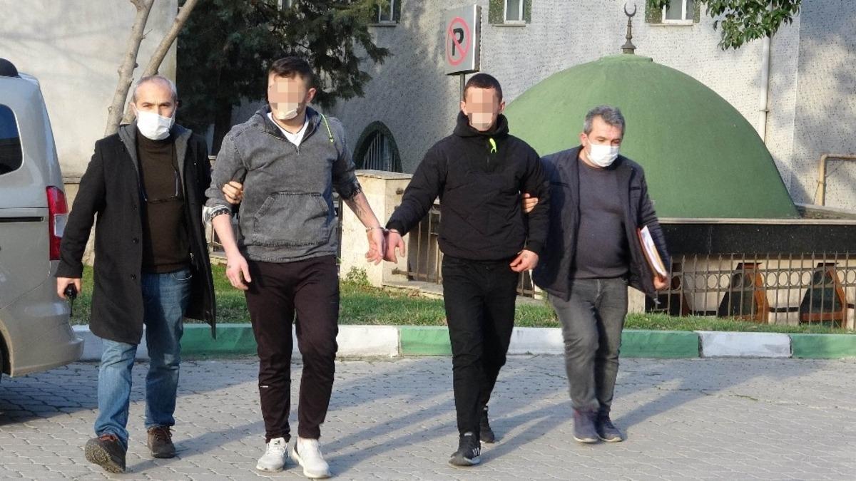 Tıraş olmak i&ccedil;in berber &ouml;n&uuml;nde bekleyen yabancı uyruklu gencin 18 bin lirasını gasp ettiler