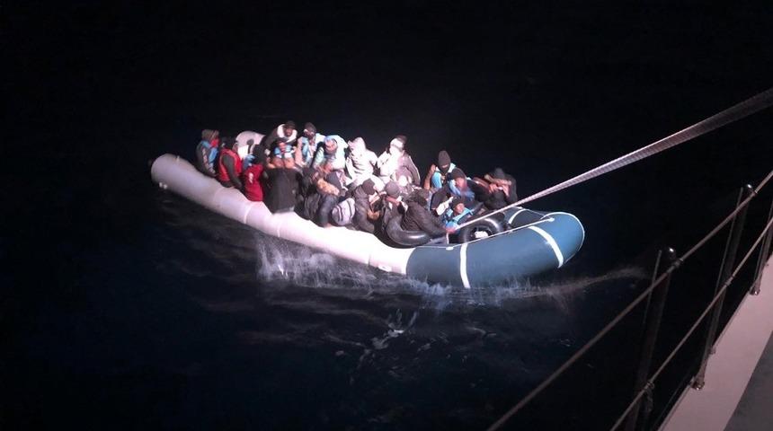 34 d&uuml;zensiz g&ouml;&ccedil;men sahil g&uuml;venlik tarafından kurtarıldı