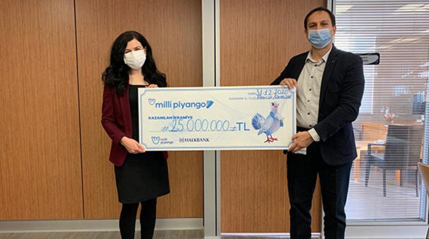 Milli Piyango &ouml;zel yılbaşı &ccedil;ekilişinde 25 milyon TL ikramiye kazanan talihli &ccedil;ekini aldı