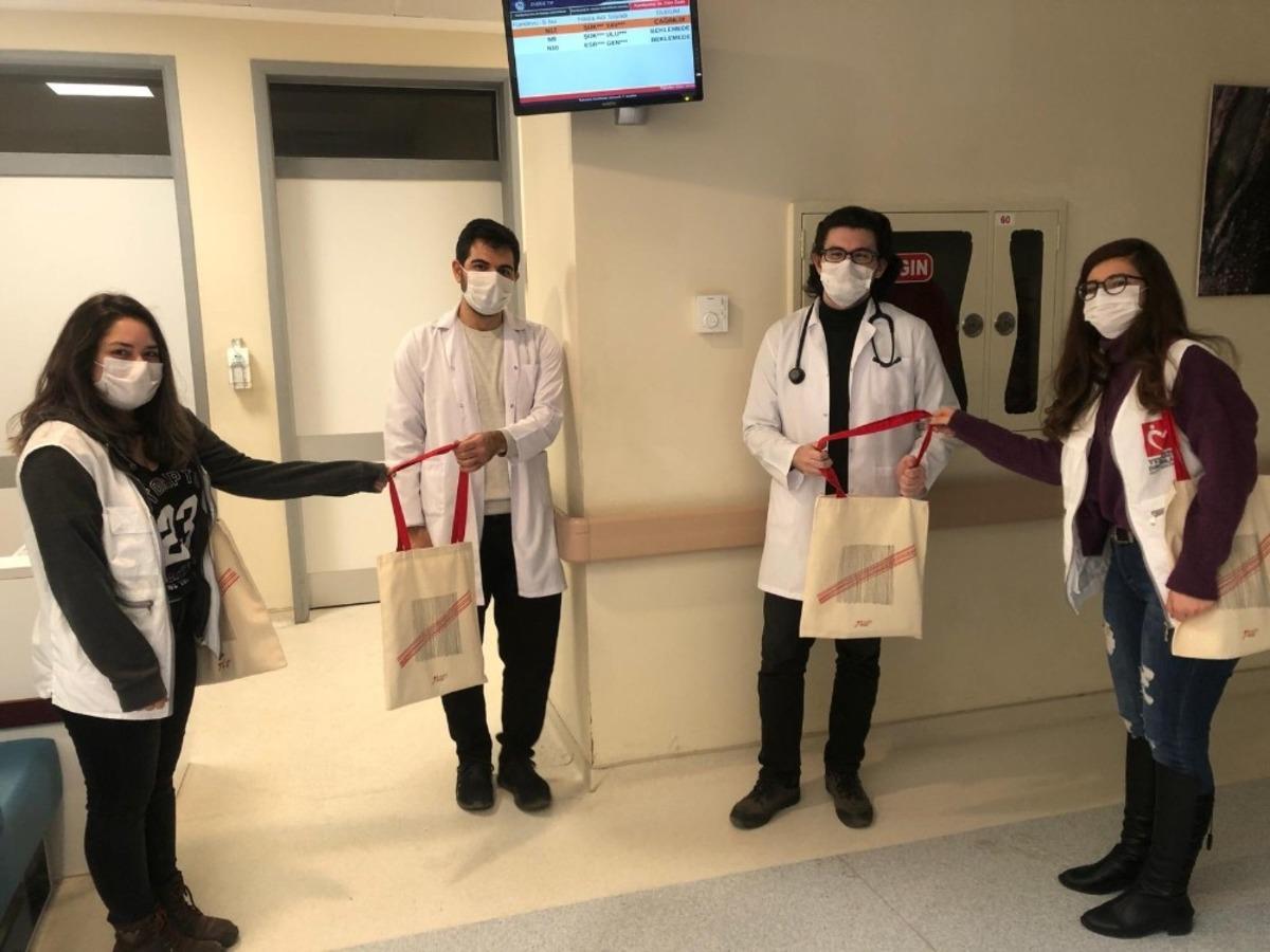 &Ouml;ğrencilerden sağlık &ccedil;alışanlarına teşekk&uuml;r ziyareti