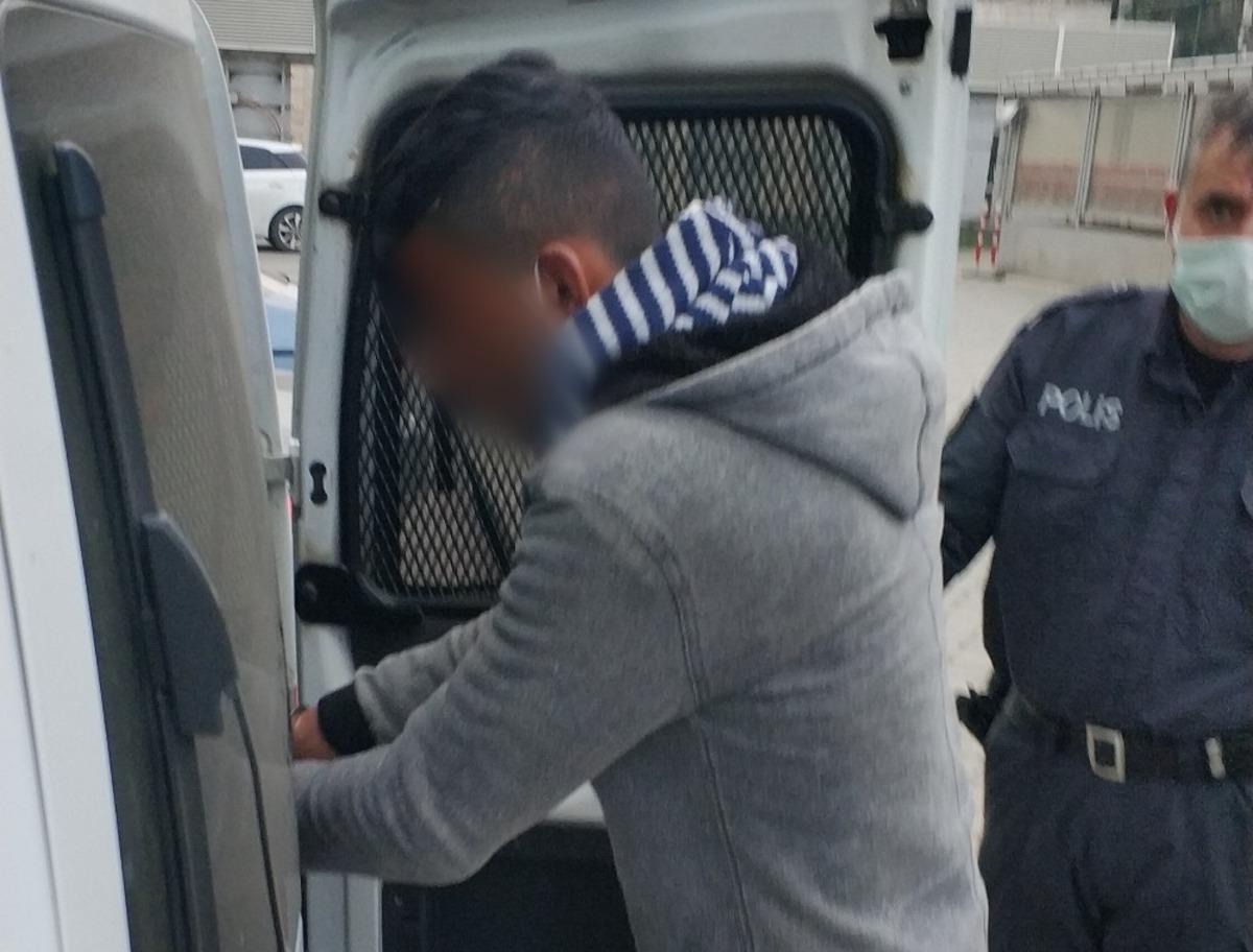 Mendil satma bahanesiyle zorla c&uuml;zdan gasp etmekten tutuklandı