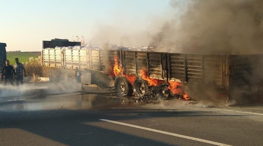 Mardin'de korkutan yangın! Kömür yüklü TIR alev topuna döndü