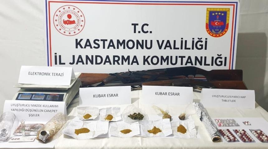 Kastamonu&rsquo;da uyuşturucu ticareti yaptığı gerek&ccedil;esiyle 3 kişi yakalandı