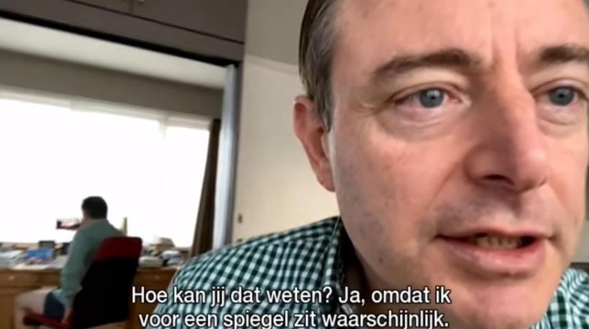 Aynayı fark etmedi! Antwerp belediye başkanı canlı yayında i&ccedil; &ccedil;amaşırıyla yakalandı