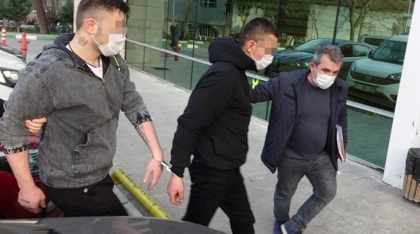 Tıraş olmak i&ccedil;in berber &ouml;n&uuml;nde bekleyen gencin 18 bin lirasını gasp edenler tutuklandı