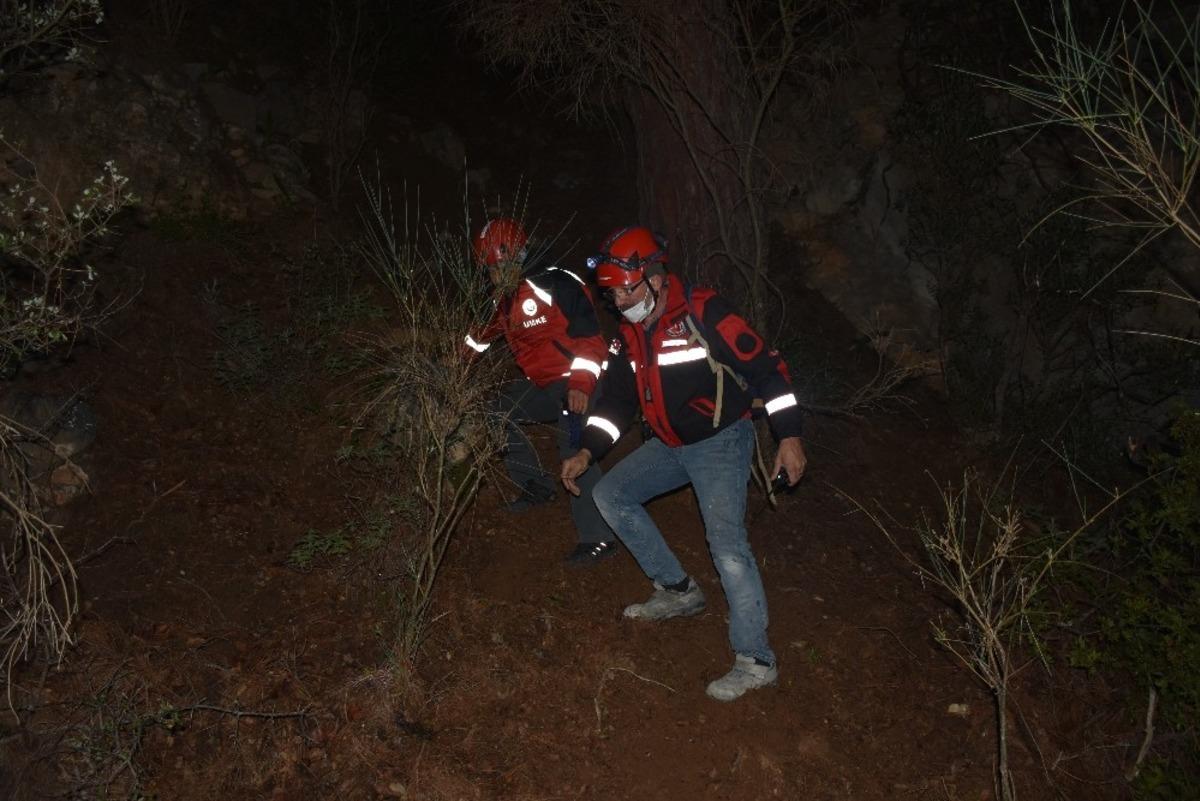 &Uuml;nl&uuml; iş adamı kayalıklardan d&uuml;şt&uuml;, 8 saatte kurtarıldı