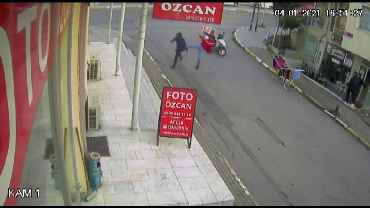 Kuyumcuya sahte altın veren şahsa motokuryeden u&ccedil;an tekme kamerada