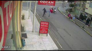 Kuyumcuya sahte altın veren kişiye motokuryeden uçan tekme