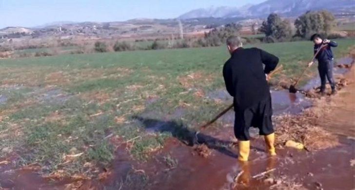 Osmaniye’de çiftçiler kuraklık nedeniyle buğday tarlalarını suladı G1