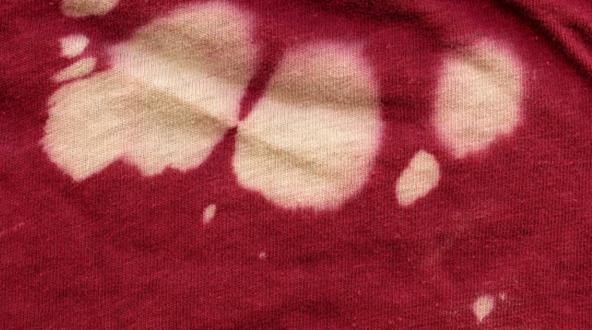 Giysilerinize yanlışlıkla &ccedil;amaşır suyu mu d&ouml;kt&uuml;n&uuml;z? Endişelenmeyin, bu numara d&uuml;zeltmenize yardımcı olabilir!