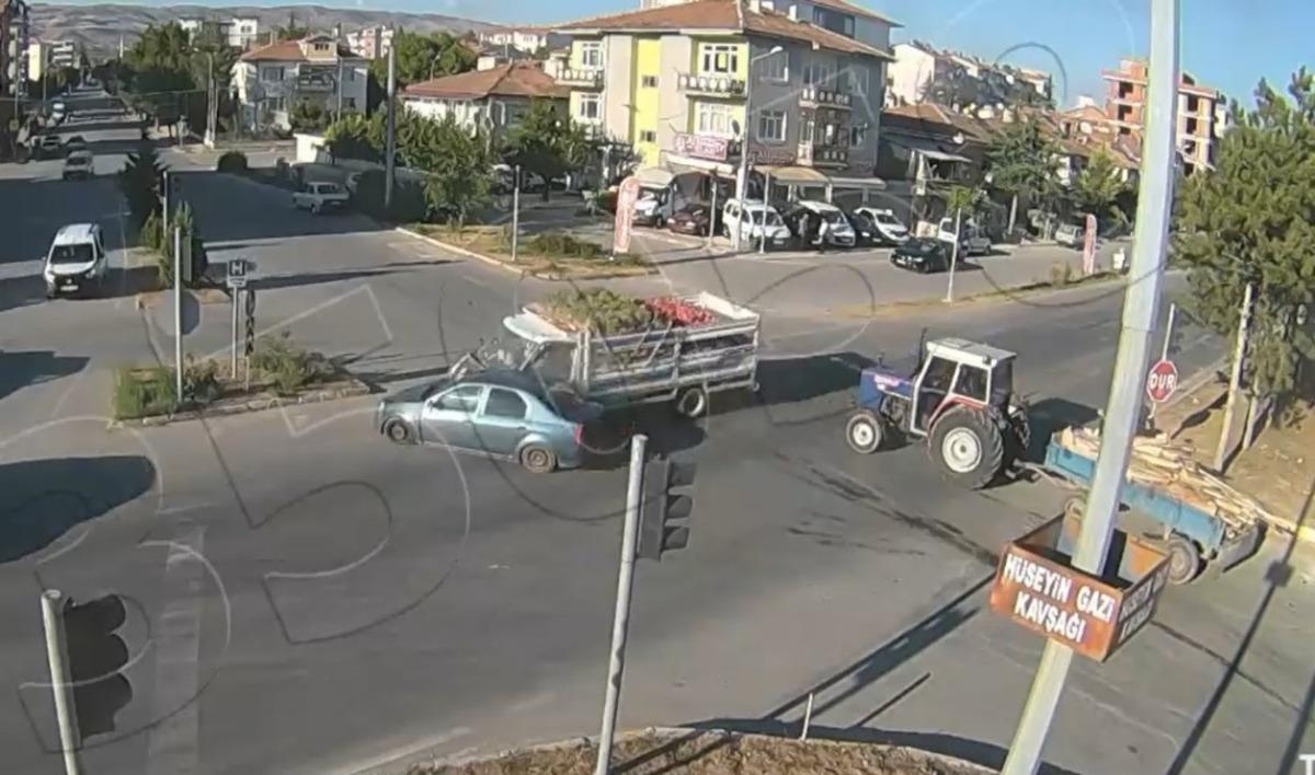 Tokat&rsquo;ta 6 aracın karıştığı kaza g&uuml;venlik kameralarına yansıdı