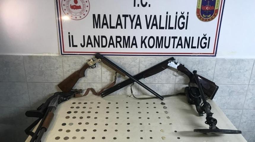 Tarihi eserlere m&uuml;şteri arayan şahıs jandarmaya yakalandı
