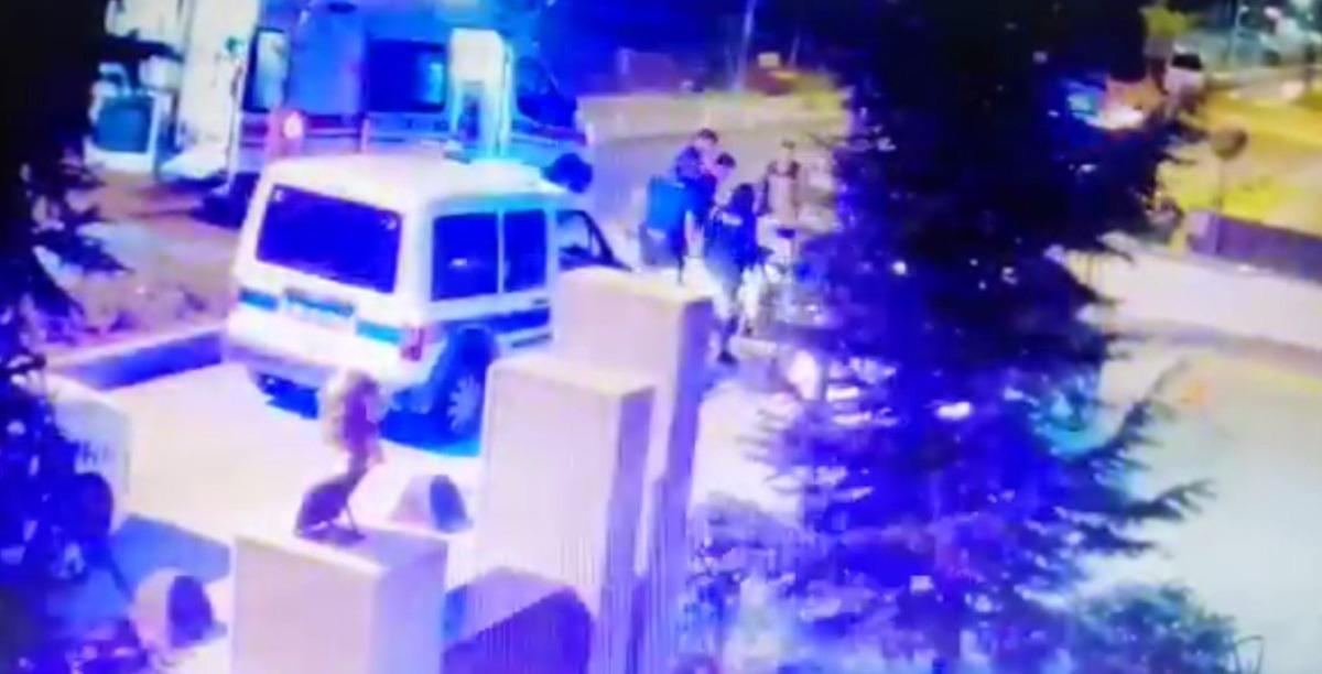 Telsizle polisin başına defalarca vuran saldırganın g&ouml;r&uuml;nt&uuml;leri ortaya &ccedil;ıktı