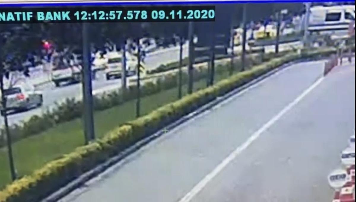 (&Ouml;zel) Hastaya yetişmeye &ccedil;alışırken kaza yapan ambulans kameralara yansıdı