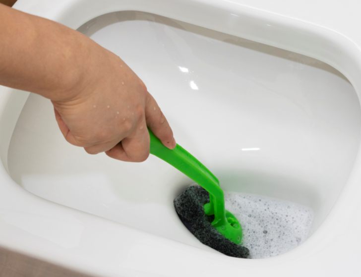 Bu iki yaygın temizlik hatası, tuvaletinizi bakteriler i&ccedil;in &uuml;reme alanı haline getiriyor!