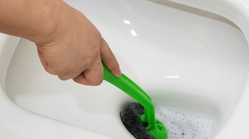 Bu iki yaygın temizlik hatası, tuvaletinizi bakteriler i&ccedil;in &uuml;reme alanı haline getiriyor!