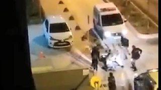 Dehşete düşüren görüntüler ortaya çıktı! Polisin başına telsizle defalarca vurdu