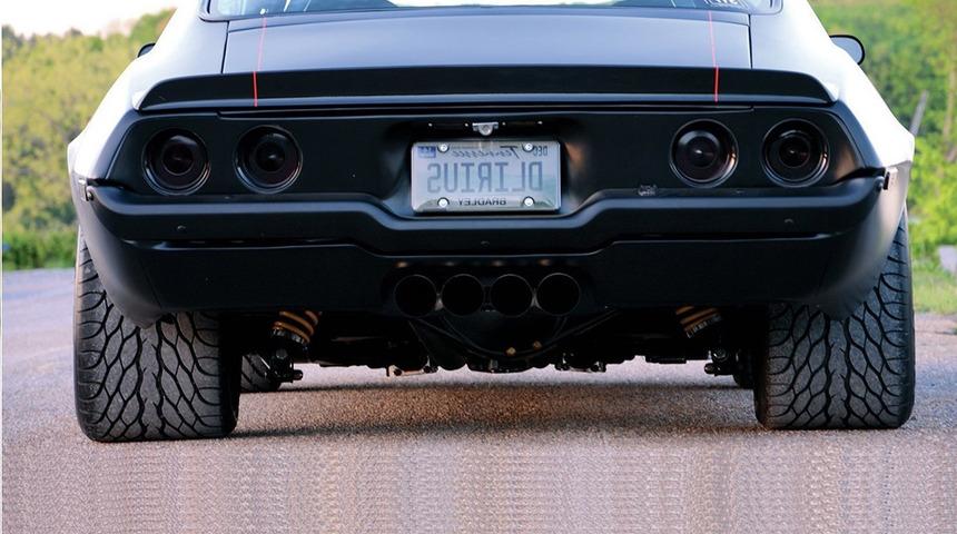 Arabaya geniş lastik takılır mı ? Otomobile geniş lastik takmak zararlı mı? Arabaya geniş lastik takmanın avantajları ve dezavantajları neler?