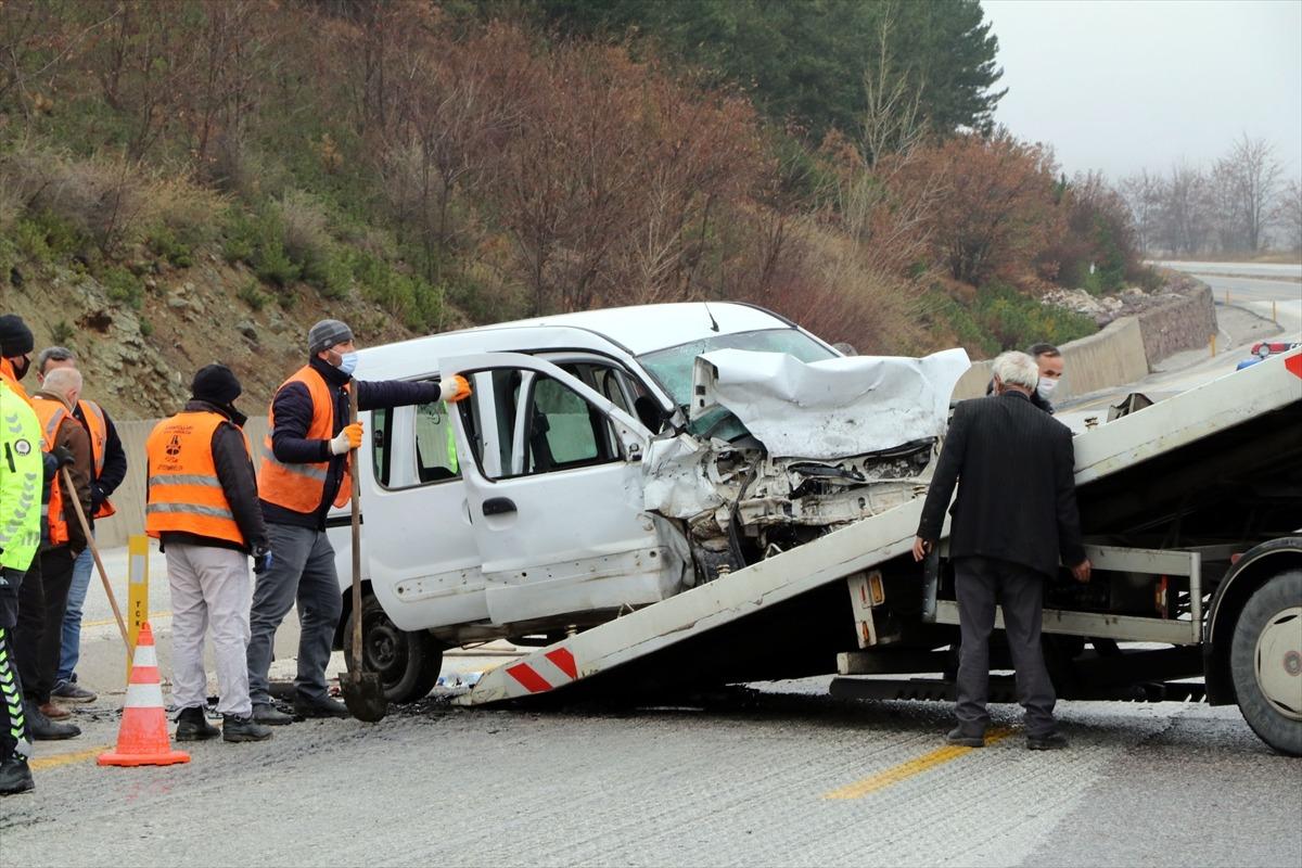 &Ccedil;ankırı'da hafif ticari ara&ccedil; ile otomobil &ccedil;arpıştı: 2 &ouml;l&uuml;, 4 yaralı