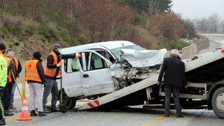 Çankırı'da hafif ticari araç ile otomobil çarpıştı: 2 ölü, 4 yaralı
