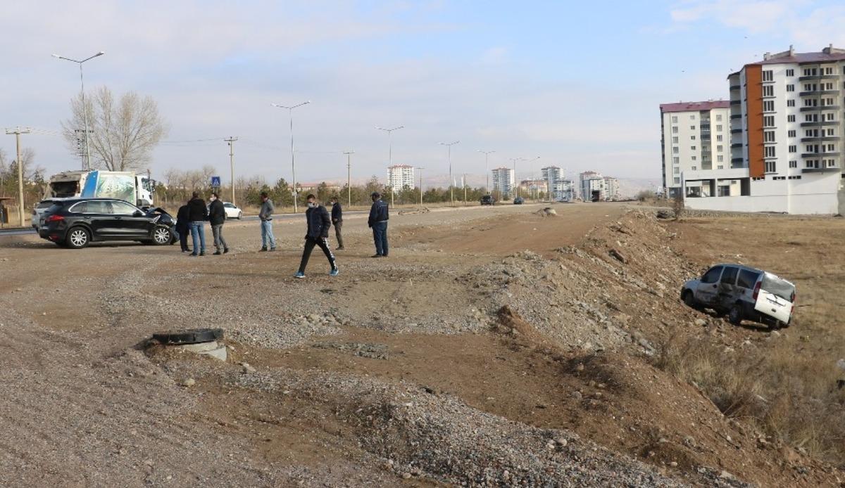 Sivas&rsquo;ta l&uuml;ks otomobilin &ccedil;arptığı hafif ticari ara&ccedil; tarlaya u&ccedil;tu: 2 yaralı