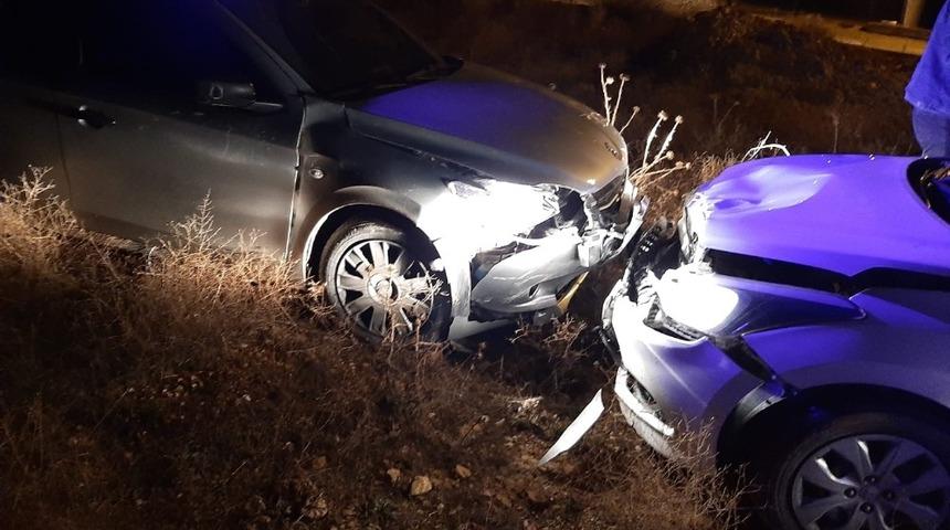 Uyuşturucu maddeleri yola atıp polis aracına &ccedil;arparak ka&ccedil;maya &ccedil;alıştılar