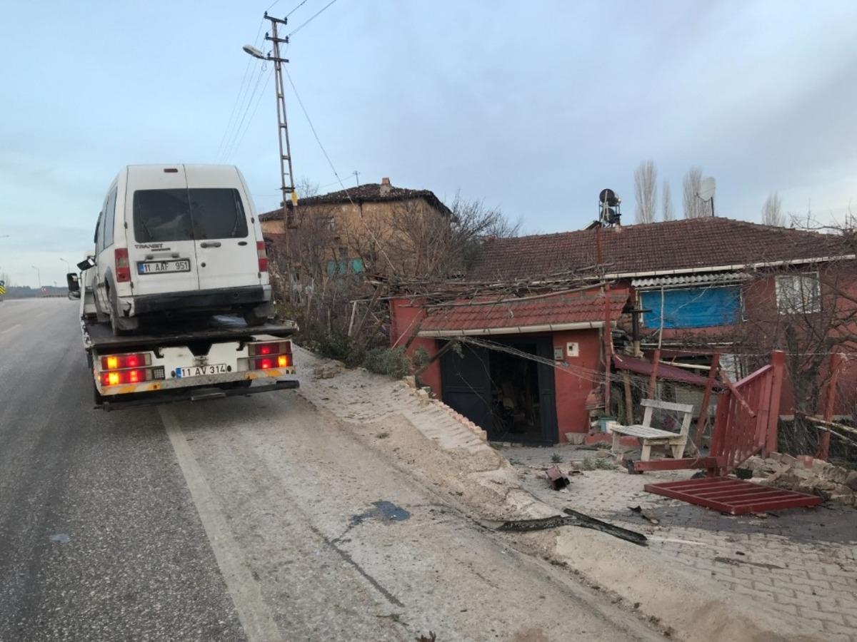 Bilecik&rsquo;te kontrolden &ccedil;ıkan ara&ccedil; bir evin bah&ccedil;esine devrildi