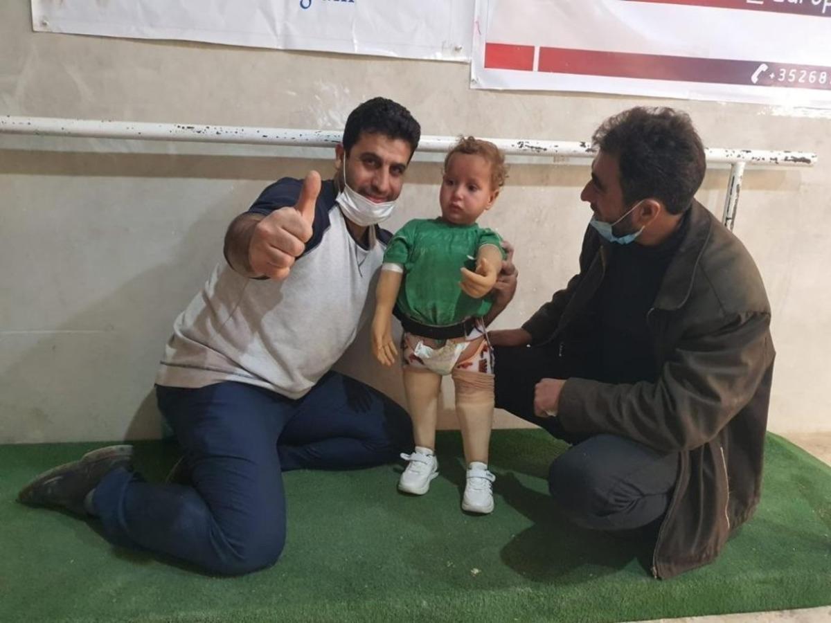 Savaşın &ccedil;ocuklarına protez takarak hayata bağlanıyor