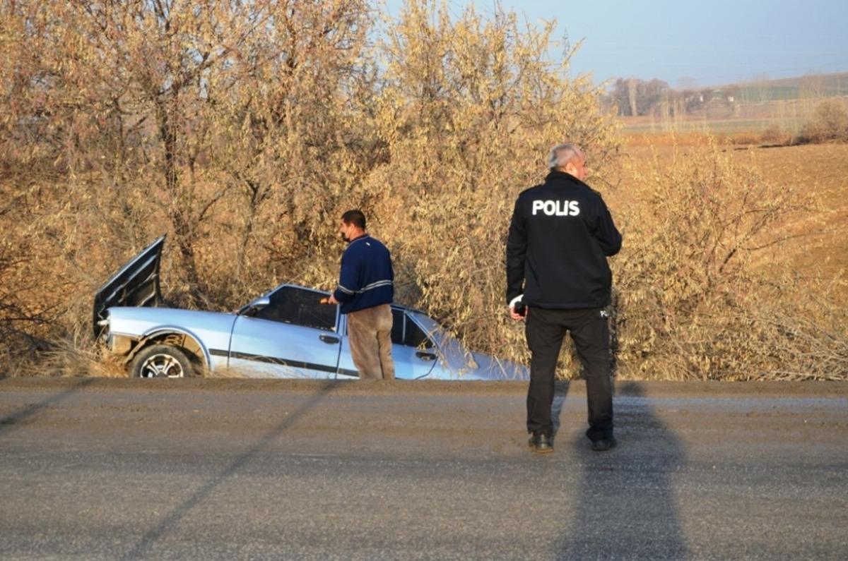 Şarampole devrilen otomobilin s&uuml;r&uuml;c&uuml;s&uuml; yaralandı